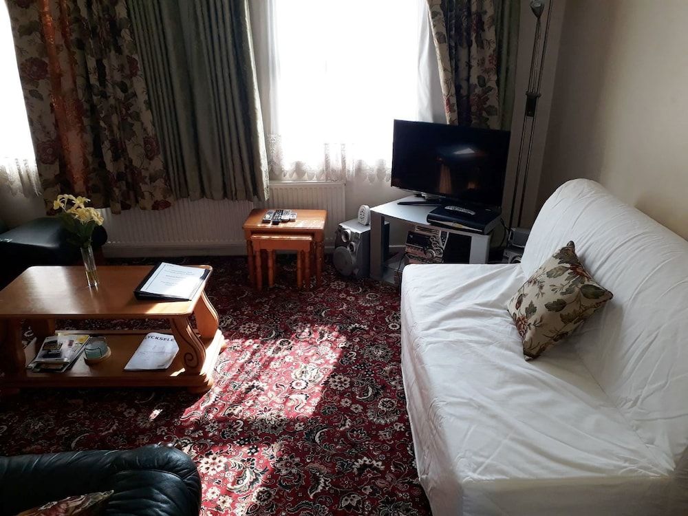 undefined House with a garden in Arnos Grove 8