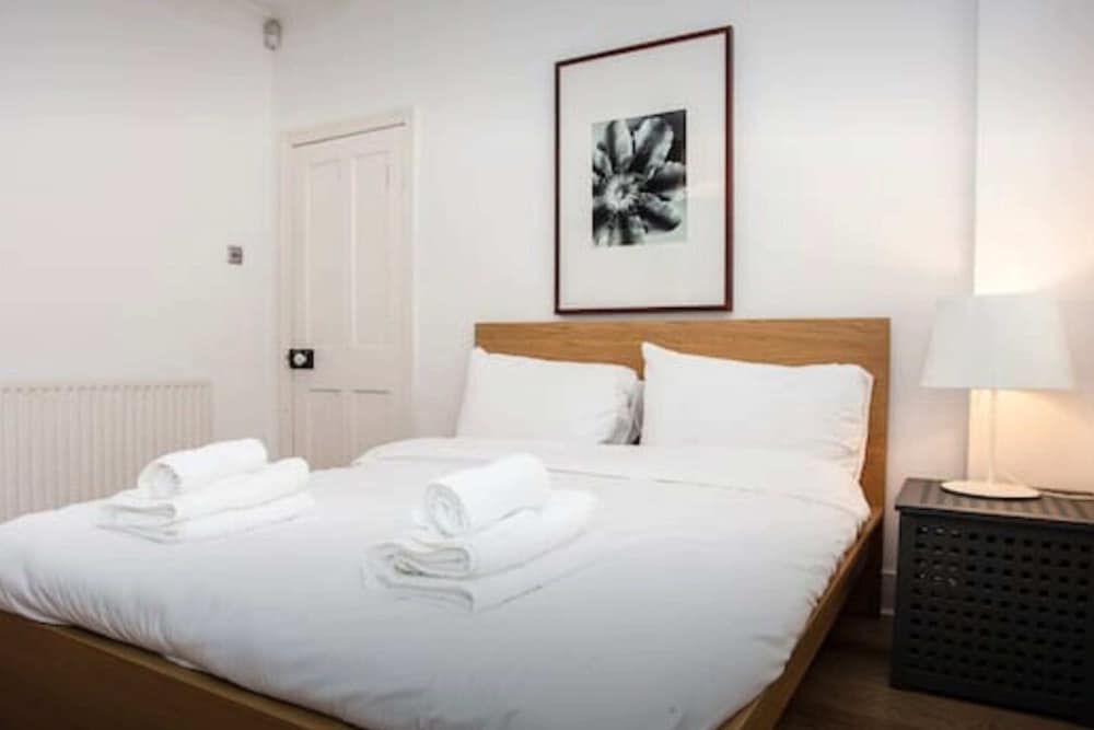 undefined Stylish Newly Refurbished 2 Bedroom Flat With Terrace 2