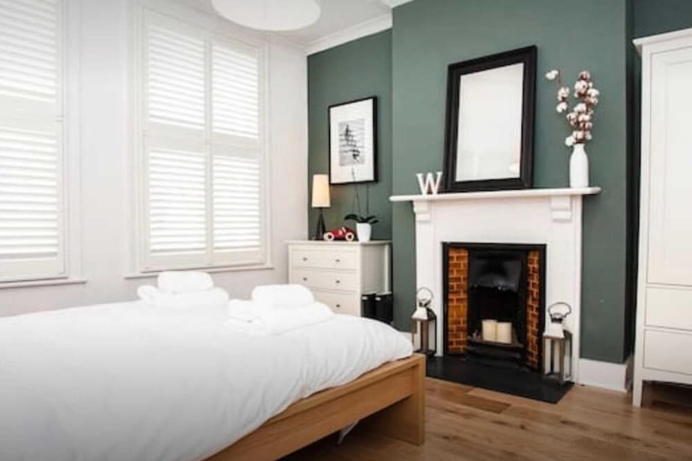 undefined Stylish Newly Refurbished 2 Bedroom Flat With Terrace 6