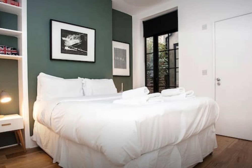 undefined Stylish Newly Refurbished 2 Bedroom Flat With Terrace 5