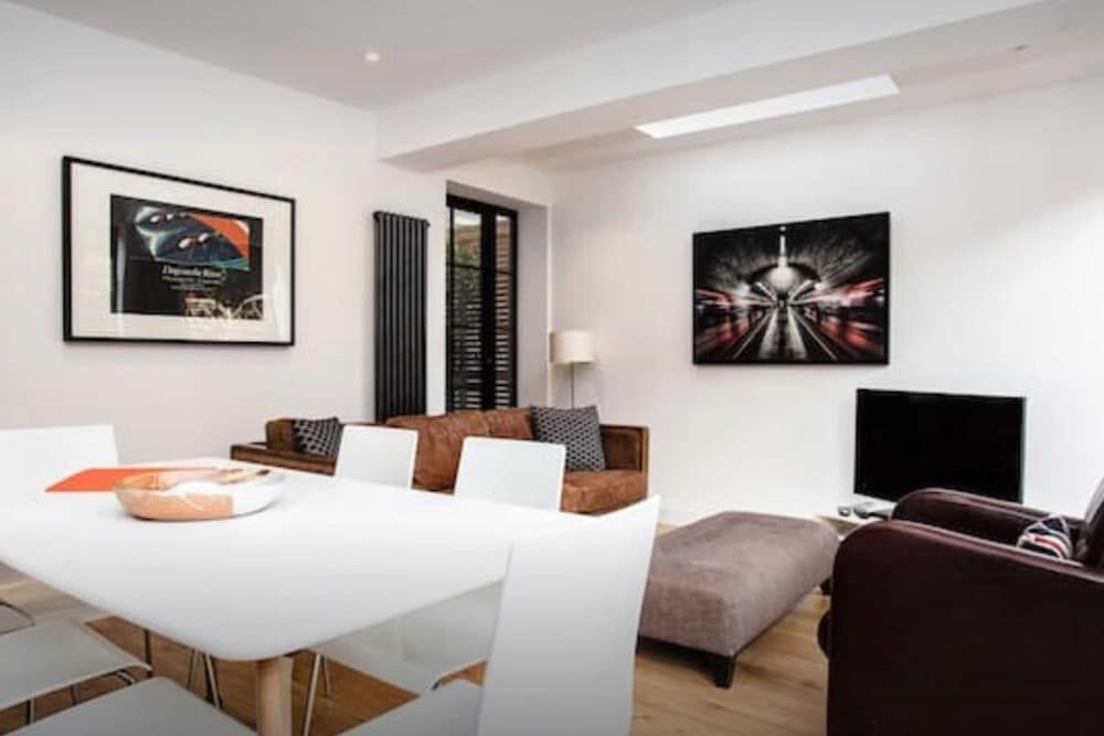 undefined Stylish Newly Refurbished 2 Bedroom Flat With Terrace 9