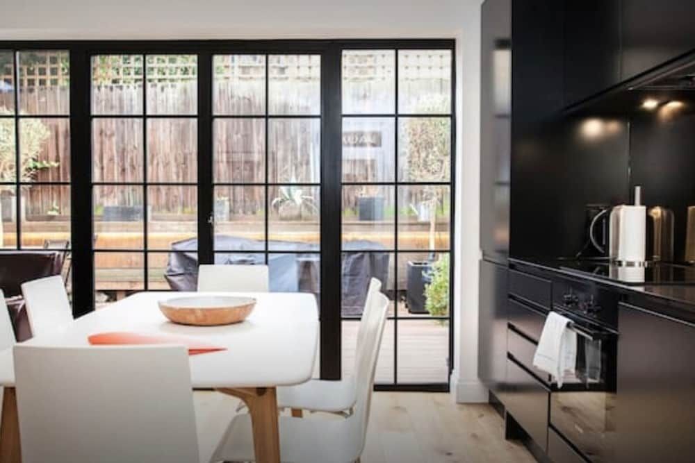 undefined Stylish Newly Refurbished 2 Bedroom Flat With Terrace 7