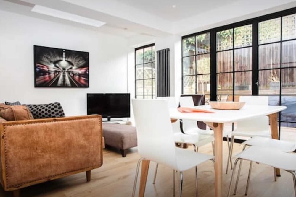 undefined Stylish Newly Refurbished 2 Bedroom Flat With Terrace 10