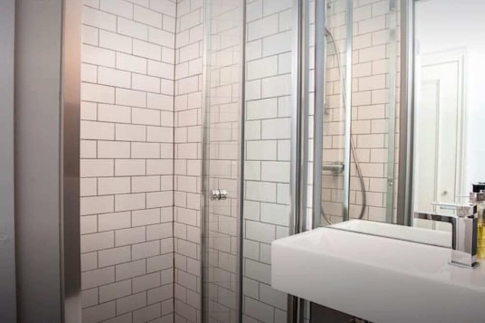 Stylish Newly Refurbished 2 Bedroom Flat With Terrace Apartment (2 Bedrooms) 14