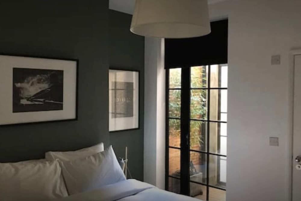 undefined Stylish Newly Refurbished 2 Bedroom Flat With Terrace 4