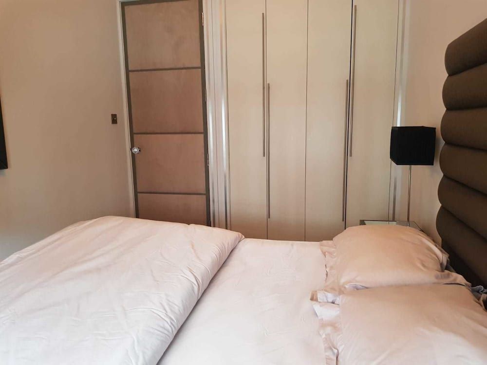 undefined Hans Crescent Apartment