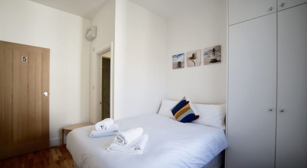 undefined Ifield Road 9