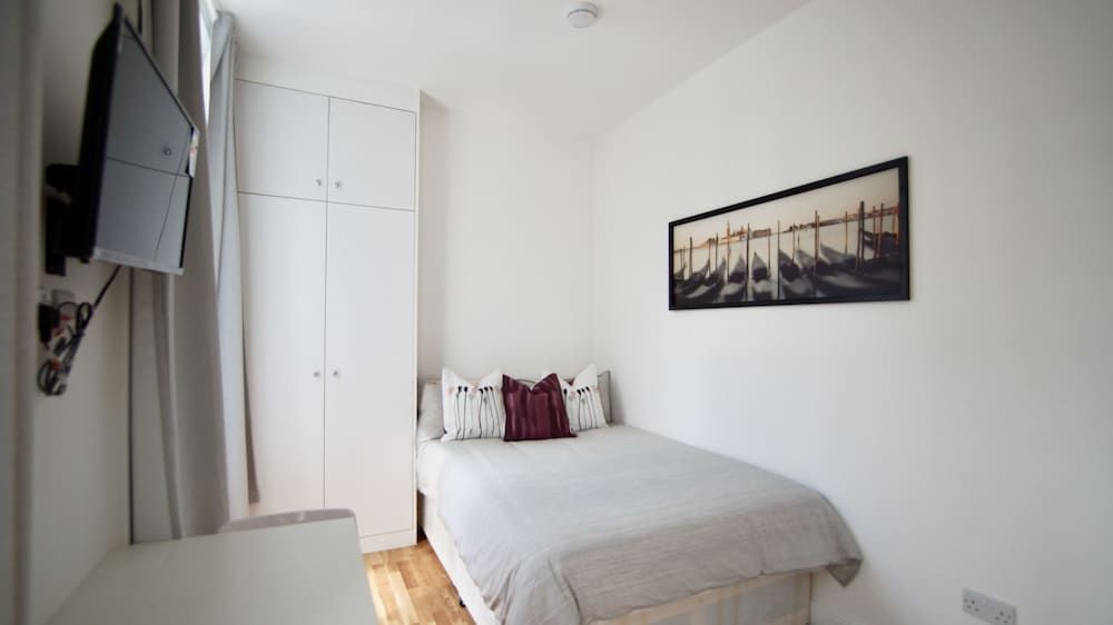 undefined Ifield Road 10