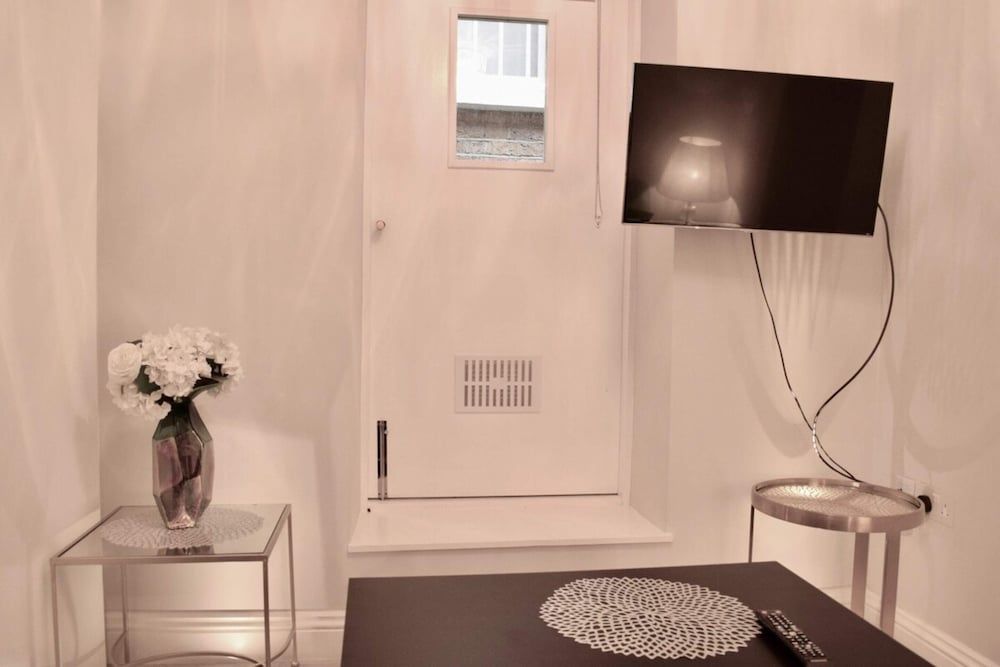 undefined 2 Bedroom Property Near Hyde Park 3