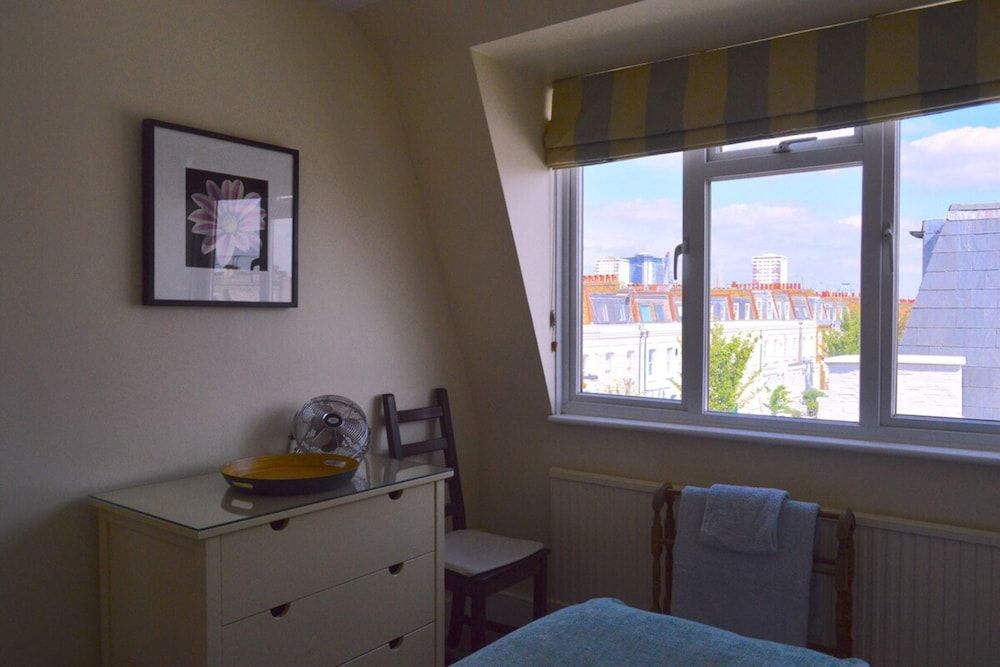 undefined Lovely Top Floor Flat in Leafy Fulham 5