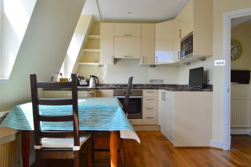 undefined Lovely Top Floor Flat in Leafy Fulham 8