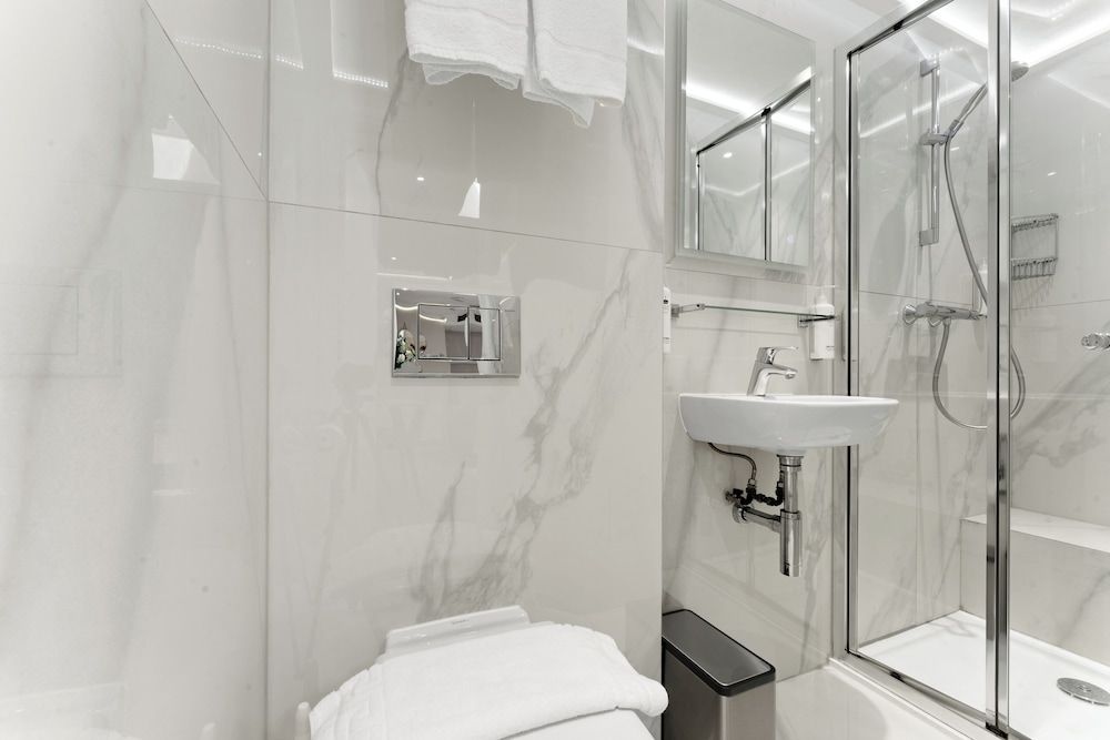 Cleveland Residences Russell Square LG Economy Studio 5