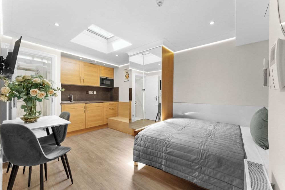 Cleveland Residences Russell Square LG Economy Studio 4