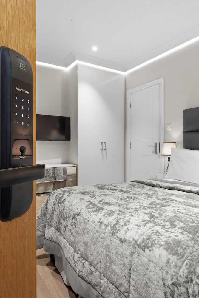 Cleveland Residences Russell Square LG Standard Studio 17