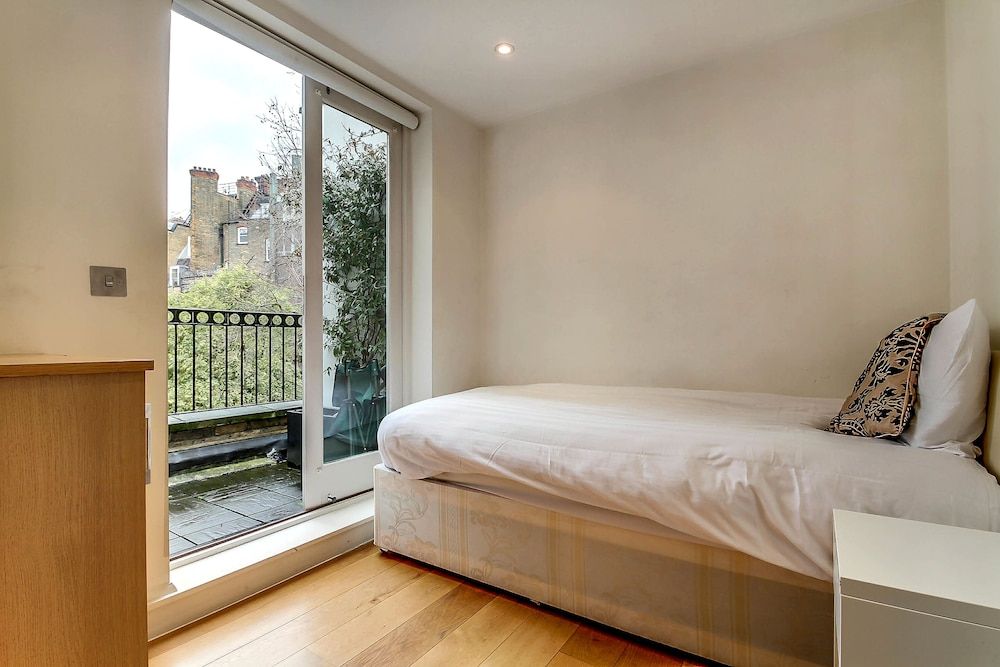 undefined Pont Street Mews Townhouse 6