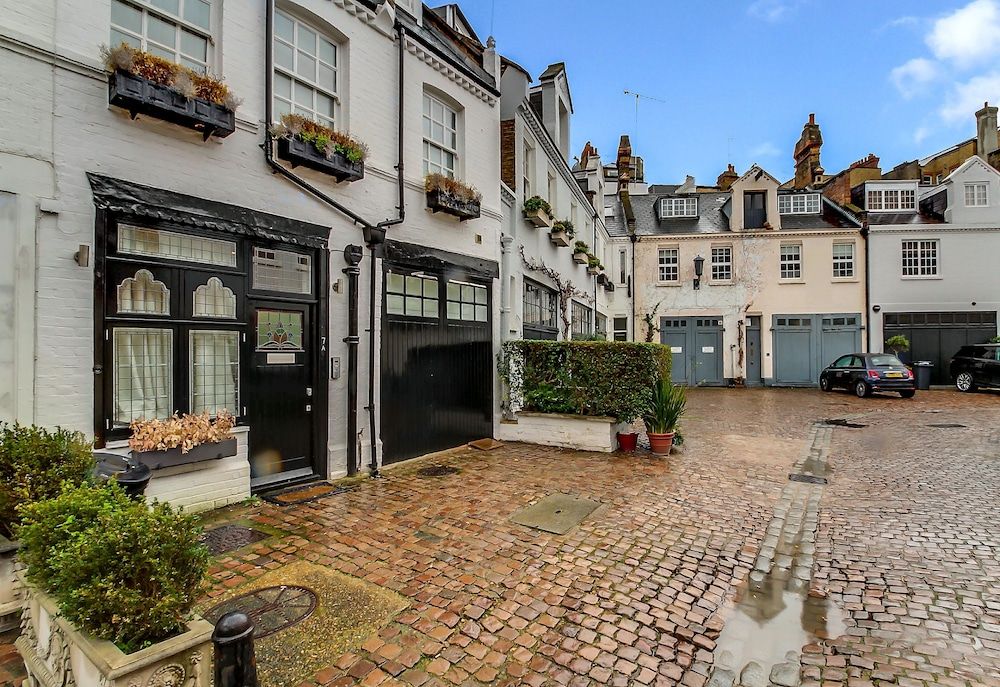undefined Pont Street Mews Townhouse 3