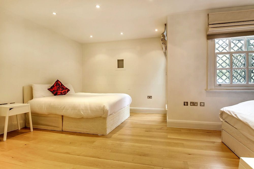 undefined Pont Street Mews Townhouse 4