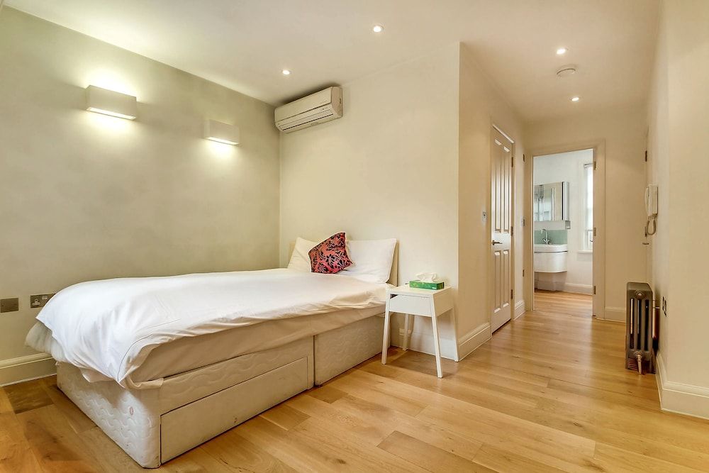 undefined Pont Street Mews Townhouse