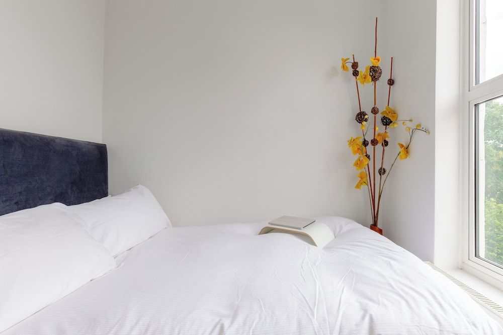 undefined Bright 1 Bed Flat in West Hampstead With Balcony 2