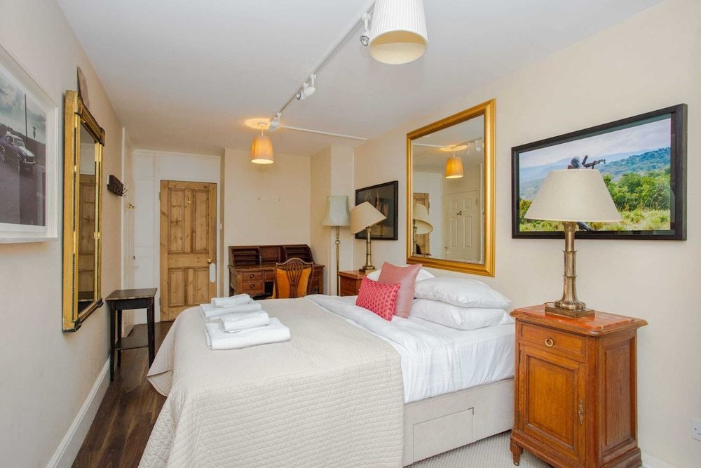 undefined Lovely 2 Bedroom on the Corner of Portobello Road 6