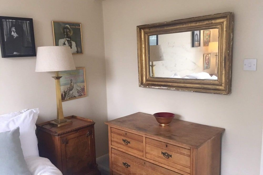 undefined Lovely 2 Bedroom on the Corner of Portobello Road 5