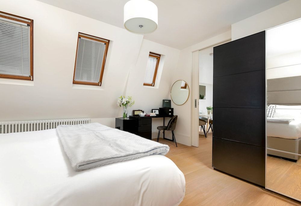 undefined D'Arblay Street 8