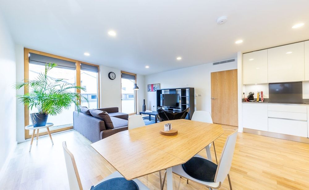 1 Bedroom Stylish Apartment near Regents Park FREE WIFI & AIRCON by City Stay Aparts London Comfort Apartment 4