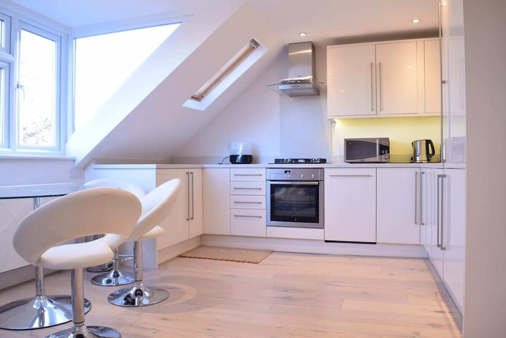 undefined Stylish 2 Bed Apartment in West Hampstead 3