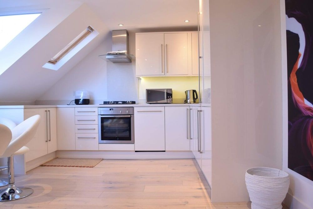 undefined Stylish 2 Bed Apartment in West Hampstead 4