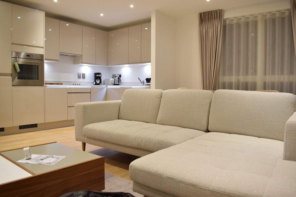 undefined Bright 2 Bedroom Flat in Park Royal 7