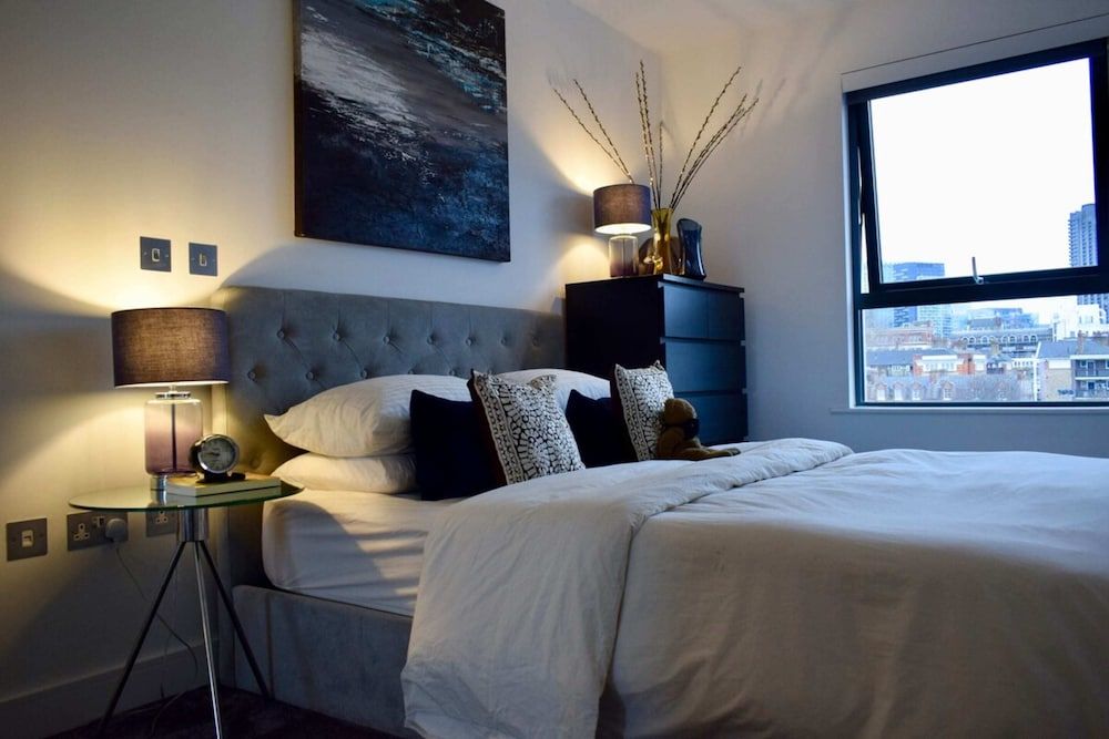 undefined Contemporary 1 Bedroom Flat With Stunning London View 4