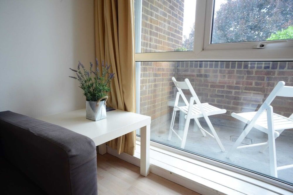 undefined Bright & Spacious Studio Flat in SE8 2