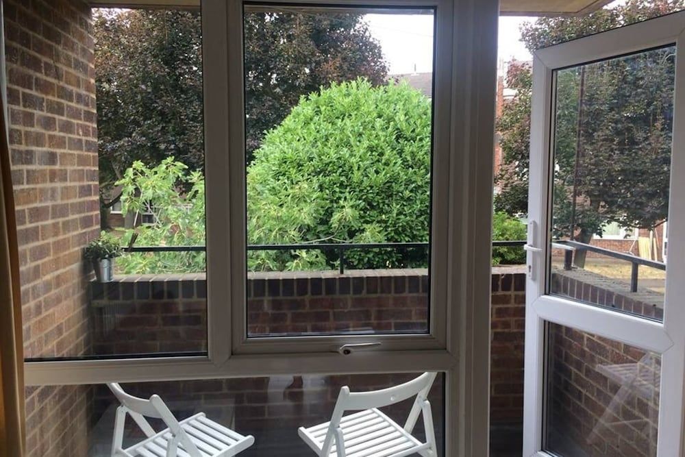 undefined Bright & Spacious Studio Flat in SE8 3