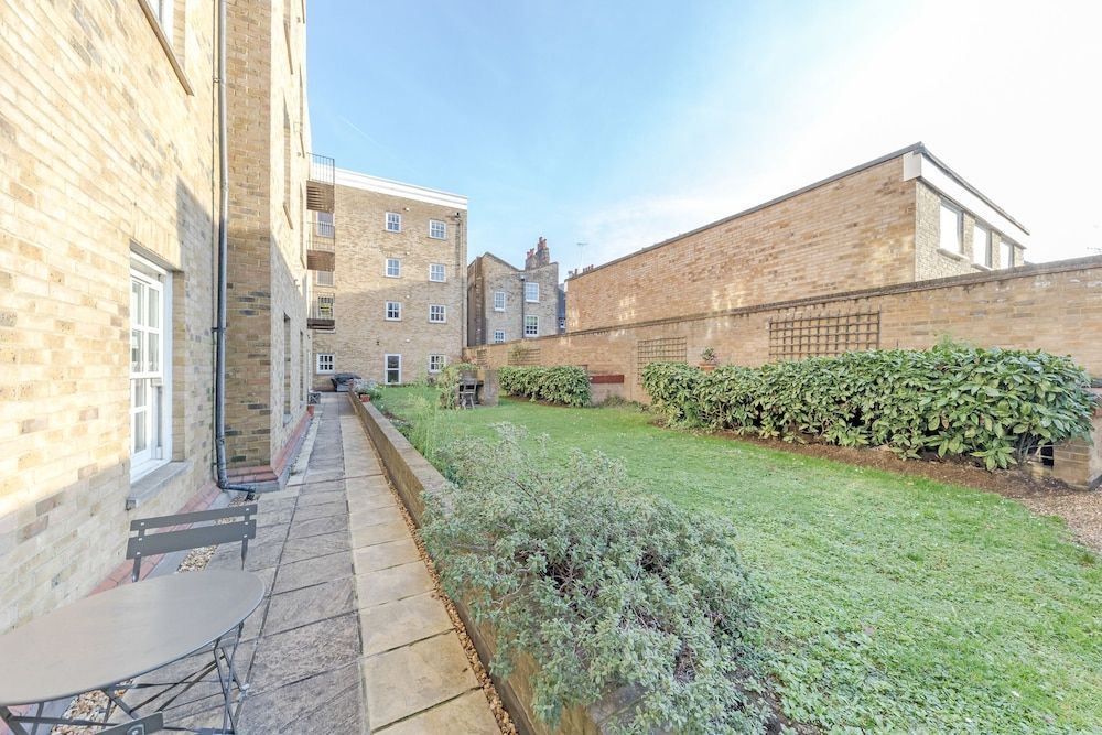 undefined Spacious Apartment in Trendy Islington 5