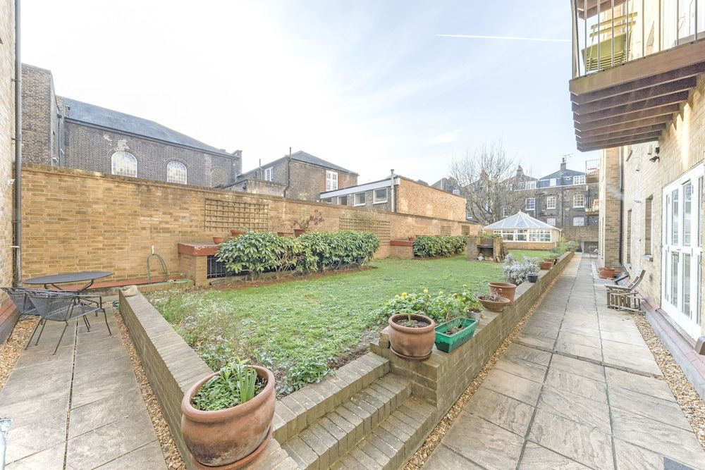 undefined Spacious Apartment in Trendy Islington 3