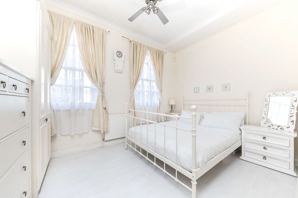 undefined Spacious Apartment in Trendy Islington 10