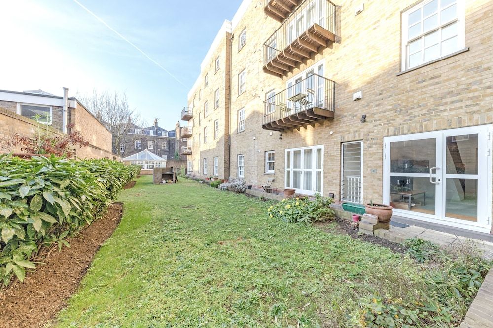 undefined Spacious Apartment in Trendy Islington 4