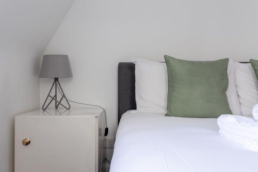 undefined Bright & Airy 1 Bedroom Apartment in Central London 5