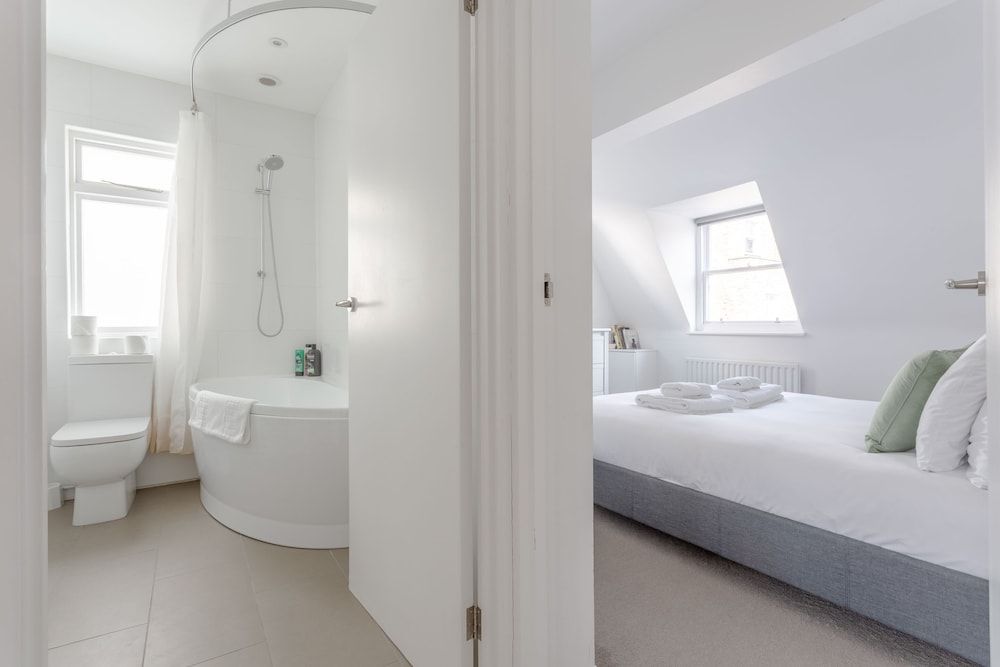 undefined Bright & Airy 1 Bedroom Apartment in Central London 2