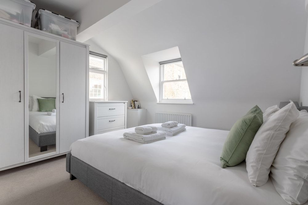 undefined Bright & Airy 1 Bedroom Apartment in Central London 3