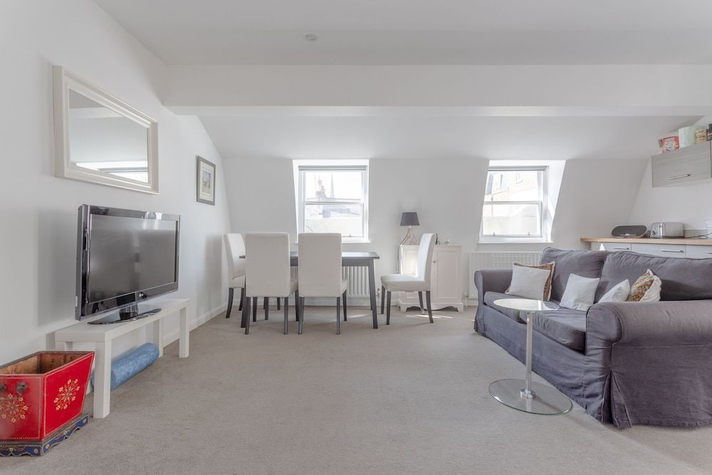 undefined Bright & Airy 1 Bedroom Apartment in Central London 8