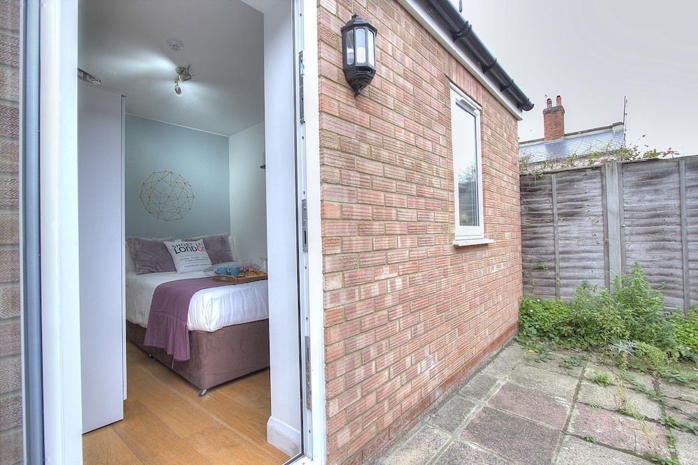 undefined R1 Medium Studio 6