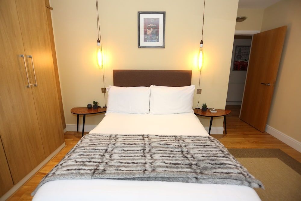 3 Beds 2 Baths Penthouse House, 3 Bedrooms 4