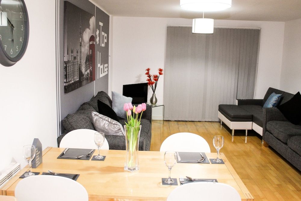 75 The Gardens Apartment, 2 Bedrooms 2