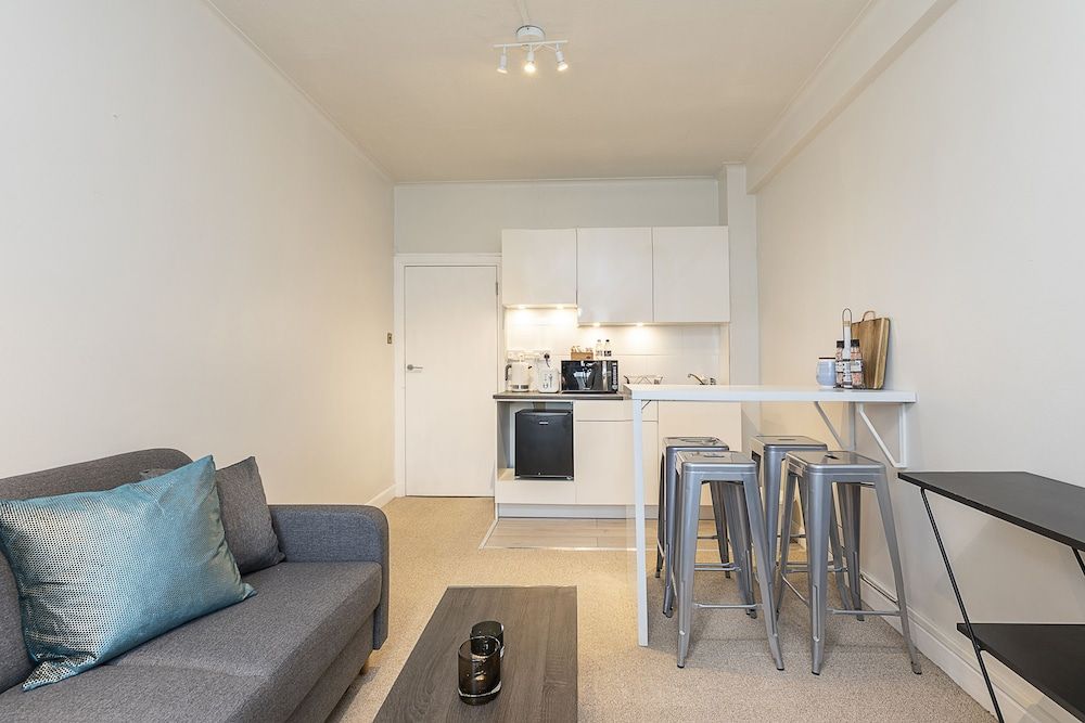 Imperial Suite in Swiss Cottage Apartment, 1 Double Bed with Sofa bed 2