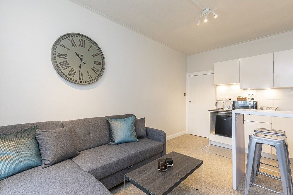 Imperial Suite in Swiss Cottage Apartment, 1 Double Bed with Sofa bed 12
