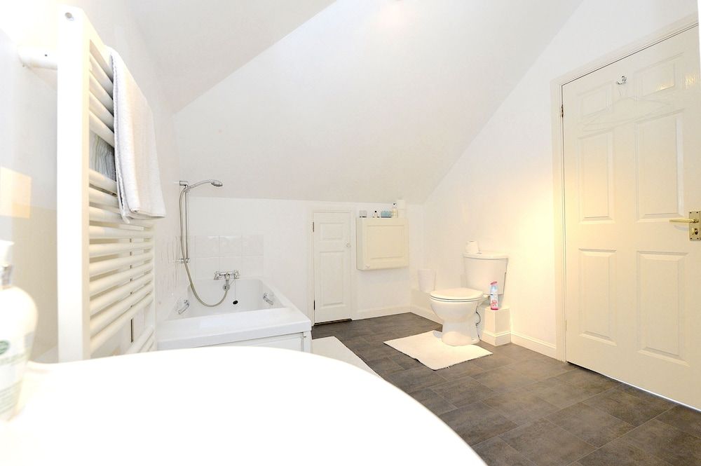 Excel Townhouse Deluxe Apartment, River View 10