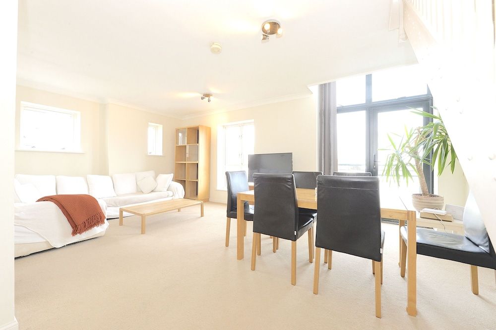 Excel Townhouse Deluxe Apartment, River View 2