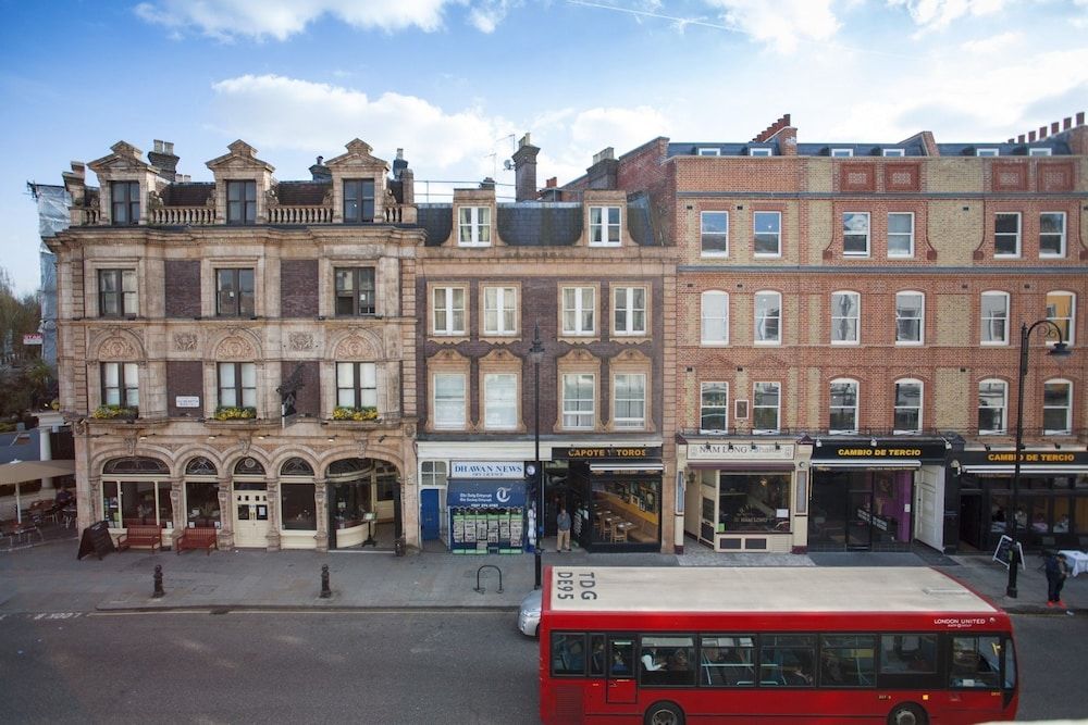 Old Brompton 2 Exclusive Atmosphere