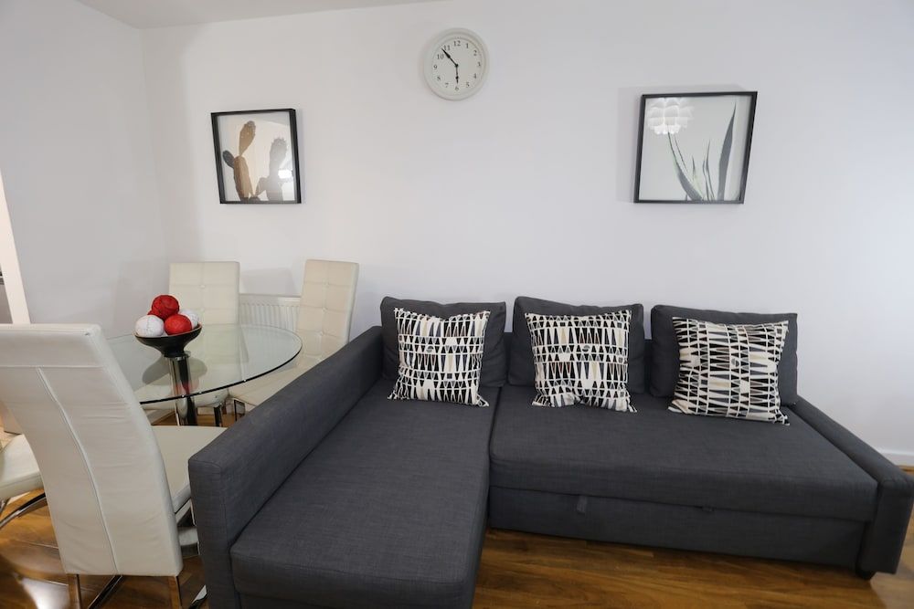 2 bed Riverview Bridge House Apartment Apartment, 2 Bedrooms 11